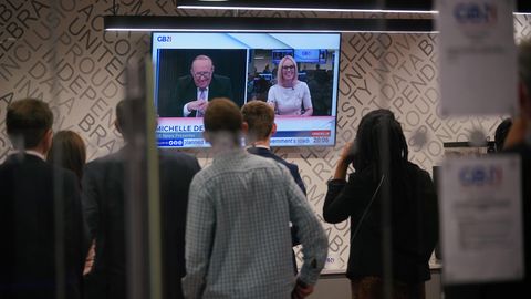 Zuschauer vor einer Sendung mit GB News-Gründer Andrew Neil und Moderatorin Michelle Drewberry