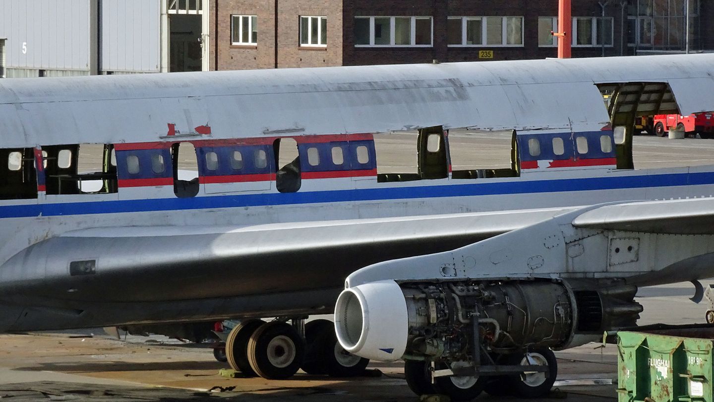 Am 14. Juni hängt noch Triebwerk 2, ein Rolls-Royce Conway Mk 508 Turbofan-Triebwerk, unter dem Restflügel, allerdings ohne Verkleidung.