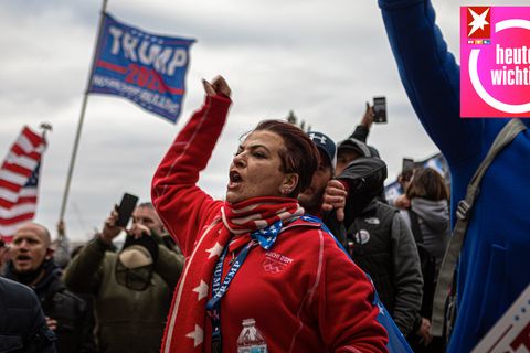 Anhänger des früheren US-Präsidenten Donald Trump protestieren vor dem Kapitol in Washington, USA