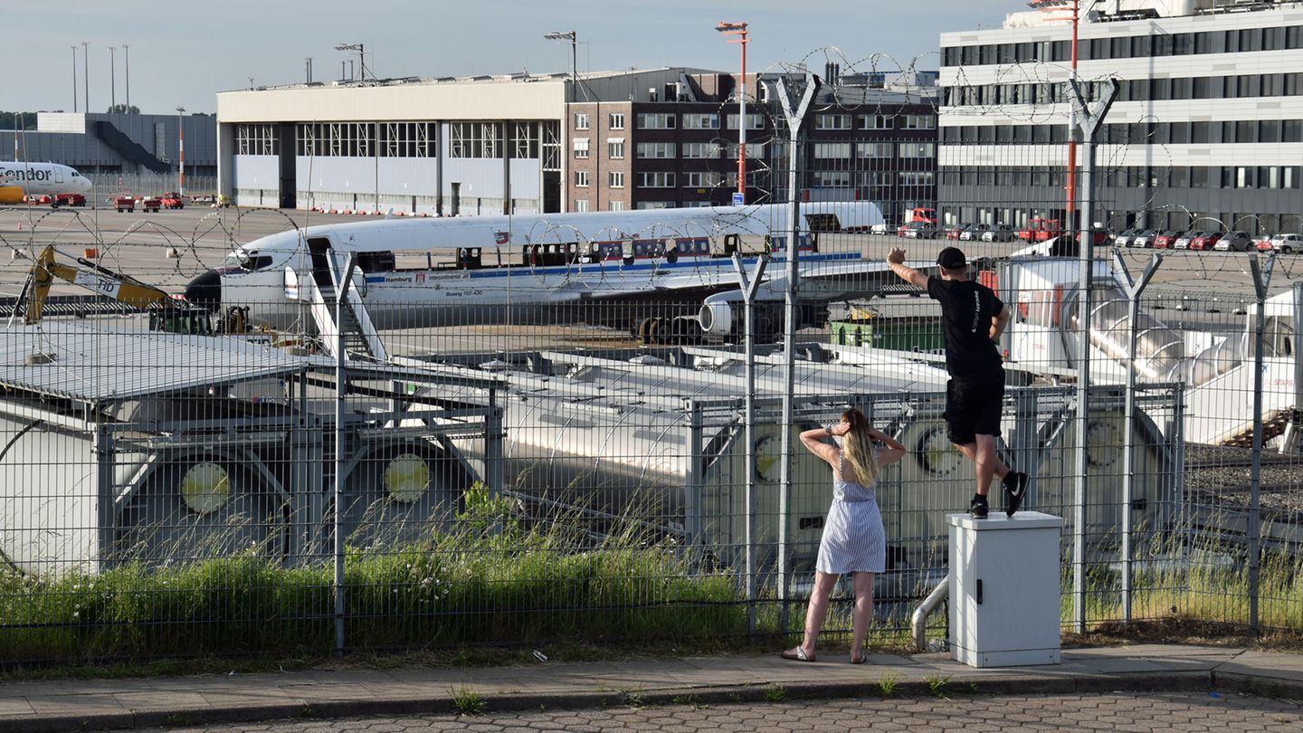 Das Objekt für Planespotter am Rande des Hamburg Airports: Innerhalb von drei Tagen sind bereits große Teil der Fensterpartien weggeflext worden.