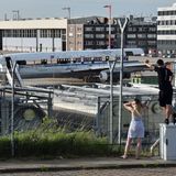 Das Objekt für Planespotter am Rande des Hamburg Airports: Innerhalb von drei Tagen sind bereits große Teil der Fensterpartien weggeflext worden.