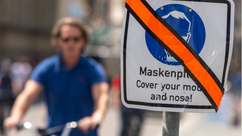 Durchgestrichenes Schild mit der Aufschrift "Maskenpflicht"