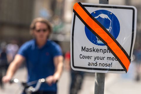 Durchgestrichenes Schild mit der Aufschrift "Maskenpflicht"