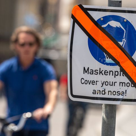 Durchgestrichenes Schild mit der Aufschrift "Maskenpflicht"