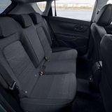 Im Fond haben Erwachsene Platz