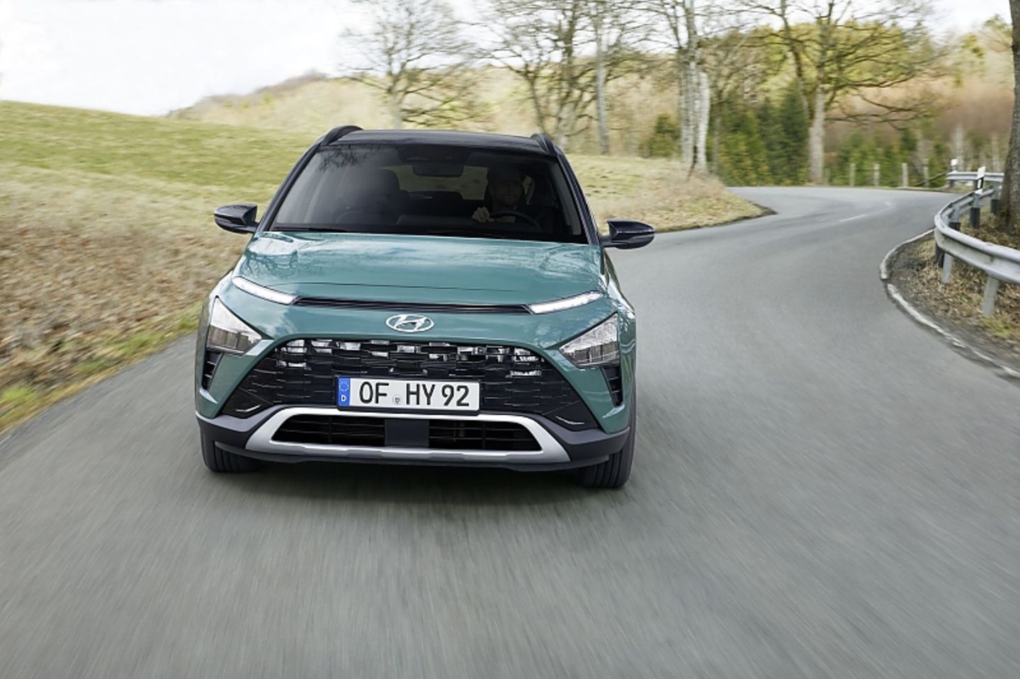 Dank der 48-Volt Mildhybridisierung und der elektronisch geregelte Kupplung, segelt der Hyundai Bayon