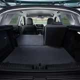 Der Kofferraum hat ein Volumen von 334 Litern, legt man die Lehnen der Rückbank um, werden 1.128 Liter daraus