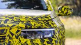 Unter der Tarnfolie sind die LED-Scheinwerfer mit 84 Elementen pro Seite deutlich erkennbar