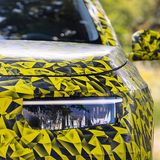 Unter der Tarnfolie sind die LED-Scheinwerfer mit 84 Elementen pro Seite deutlich erkennbar