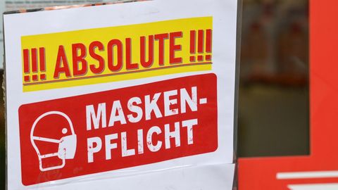 "Absolute Maskenpflicht" steht auf einem Schild am Eingang eines Geschäfts