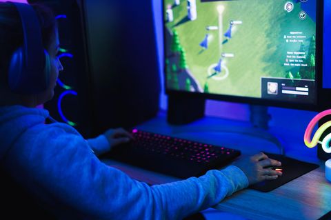 Raytracing-Games: Eine Frau sitzt am Computer und spielt.