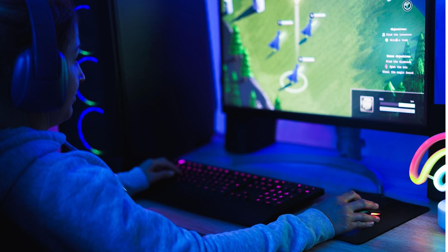 Raytracing-Games: Eine Frau sitzt am Computer und spielt.
