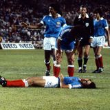 WM 1982 Frankreichs Spieler Patrick Battiston liegt bewusstlos am Boden