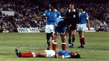 WM 1982 Frankreichs Spieler Patrick Battiston liegt bewusstlos am Boden