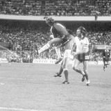 Toni Schumacher prallt auf den Franzosen Patrick Battiston