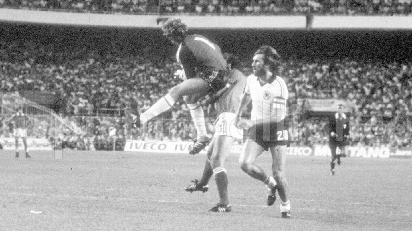 WM 1982: Deutschland – Frankreich 8:7 n.E. Toni Schumacher prallt auf den Franzosen Patrick Battiston
