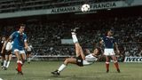 Klaus Fischer trifft mit einem Fallrückzieher zum 3:3 gegen Frankreich 1982