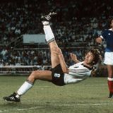 Klaus Fischer trifft mit einem Fallrückzieher zum 3:3 gegen Frankreich 1982