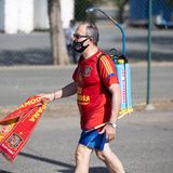 EM 2021: Spanischer Fan mit mobiler Dusche