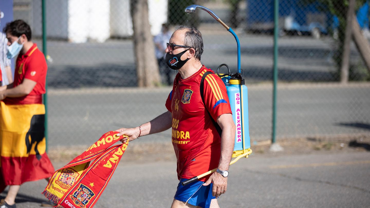 EM 2021: Spanischer Fan mit mobiler Dusche