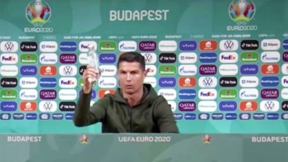 EM 2021: Cristiano Ronaldo schiebt Softdrinks weg – droht Sponsoren-Ärger?