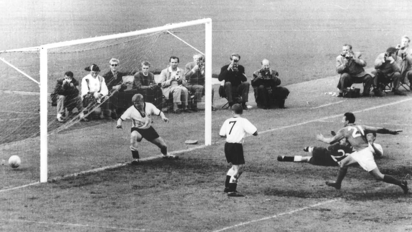 WM 1958: Frankreich – Deutschland 6:3 Frankreichs Torjäger Just Fontaine erzielt ein Tor gegen Deutschland