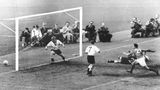 Frankreichs Torjäger Just Fontaine erzielt ein Tor gegen Deutschland