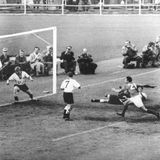 Frankreichs Torjäger Just Fontaine erzielt ein Tor gegen Deutschland