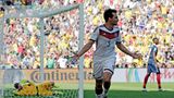 Auf dem Weg zum Titel: Mats Hummels dreht ab. Gerade hat er mit einem Kopfball die deutsche Mannschaft im Viertelfinale der WM in Brasilien in Führung gebracht. Was er da noch nicht weiß: Es ist das entscheidende Tor. Doch es bleiben noch 75 lange und umkämpfte Minuten bis das feststeht. Mehrfach muss Manuel Neuer gegen Frankreichs Topstürmer Benjamin Benzema retten. Doch es reicht für die Deutschen. Wenige Tage später folgt das legendäre 7:1 über Brasilien und schließlich der vierte Finalsieg.