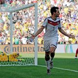Auf dem Weg zum Titel: Mats Hummels dreht ab. Gerade hat er mit einem Kopfball die deutsche Mannschaft im Viertelfinale der WM in Brasilien in Führung gebracht. Was er da noch nicht weiß: Es ist das entscheidende Tor. Doch es bleiben noch 75 lange und umkämpfte Minuten bis das feststeht. Mehrfach muss Manuel Neuer gegen Frankreichs Topstürmer Benjamin Benzema retten. Doch es reicht für die Deutschen. Wenige Tage später folgt das legendäre 7:1 über Brasilien und schließlich der vierte Finalsieg.