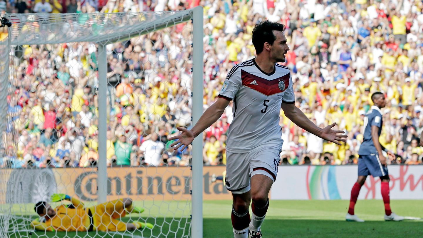 WM 2014: Frankreich – Deutschland 0:1 Auf dem Weg zum Titel: Mats Hummels dreht ab. Gerade hat er mit einem Kopfball die deutsche Mannschaft im Viertelfinale der WM in Brasilien in Führung gebracht. Was er da noch nicht weiß: Es ist das entscheidende Tor. Doch es bleiben noch 75 lange und umkämpfte Minuten bis das feststeht. Mehrfach muss Manuel Neuer gegen Frankreichs Topstürmer Benjamin Benzema retten. Doch es reicht für die Deutschen. Wenige Tage später folgt das legendäre 7:1 über Brasilien und schließlich der vierte Finalsieg.