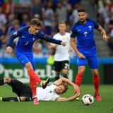 Der Traum vom Double ist aus: Zwei Jahre später ist Frankreich dran. Antoine Griezmann zerstört mit zwei Treffern den deutschen Traum vom Double aus Welt- und Europatitel. Zu viele wichtige Spieler hatten die Nationalmannschaft nach dem WM-Sieg in Brasilien verlassen. Die Franzosen dagegen werden im eigenen Land zum zweiten Mal Europameister und vollenden mit dem WM-Titel 2018 das, was sie den Deutschen verbaut hatten. Auch jetzt sind wieder Top-Favorit. Schaffen sie das Triple?