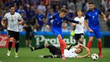 Der Traum vom Double ist aus: Zwei Jahre später ist Frankreich dran. Antoine Griezmann zerstört mit zwei Treffern den deutschen Traum vom Double aus Welt- und Europatitel. Zu viele wichtige Spieler hatten die Nationalmannschaft nach dem WM-Sieg in Brasilien verlassen. Die Franzosen dagegen werden im eigenen Land zum zweiten Mal Europameister und vollenden mit dem WM-Titel 2018 das, was sie den Deutschen verbaut hatten. Auch jetzt sind wieder Top-Favorit. Schaffen sie das Triple?