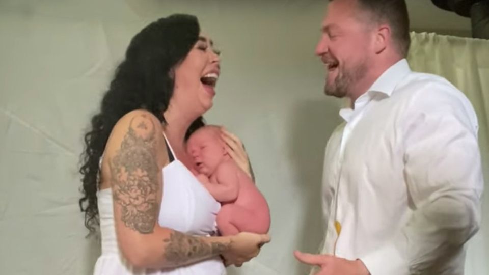 Neugeborenen Photoshooting Bei diesem Photoshooting ist das Baby nicht Herr seiner Verdauung. Die Eltern nehmen es mit Humor.