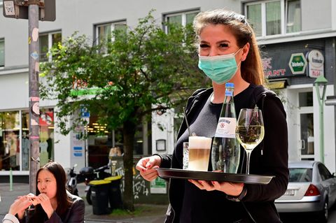 Restaurants und Cafes dürfen unter Auflagen wieder öffnen, doch Mitarbeiter sind rar