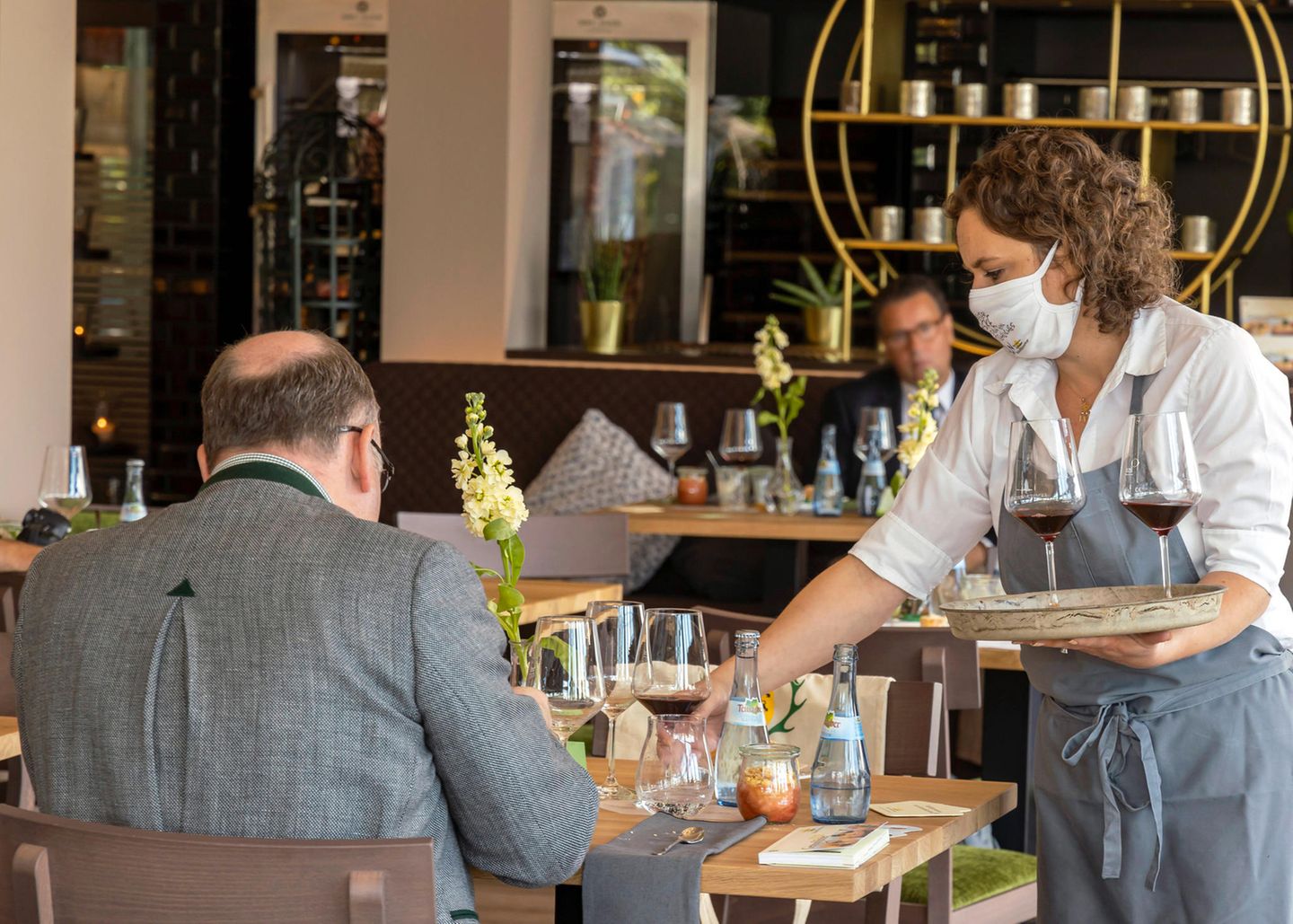Restaurants und Cafes dürfen unter Auflagen wieder öffnen, doch Mitarbeiter sind rar