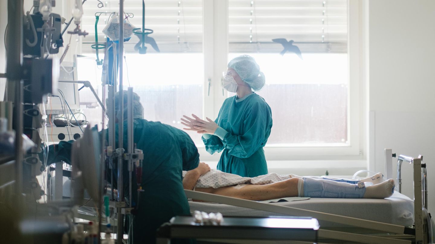 Pflege: Intensivpflegerinnen versorgen einen an Covid-19 erkrankten Patienten