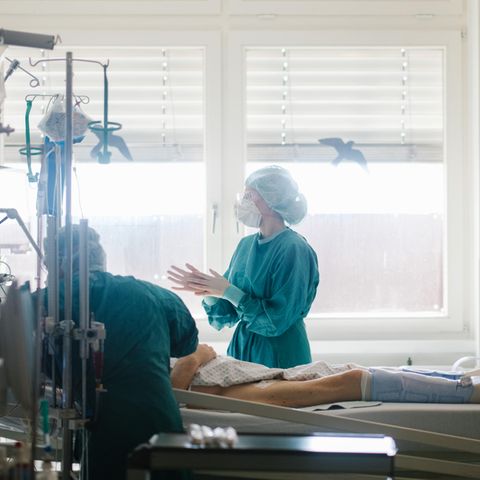 Pflege: Intensivpflegerinnen versorgen einen an Covid-19 erkrankten Patienten
