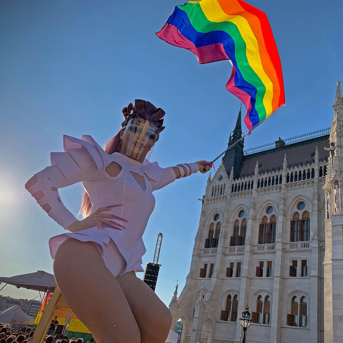 News heute: Ungarns Parlament beschließt Homosexuellen-feindliches  Zensurgesetz