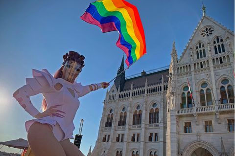 Eine Drag Queen schwenkt eine Regenbogenfahne auf einer LGBT-Rechte-Demonstration vor dem ungarischen Parlament