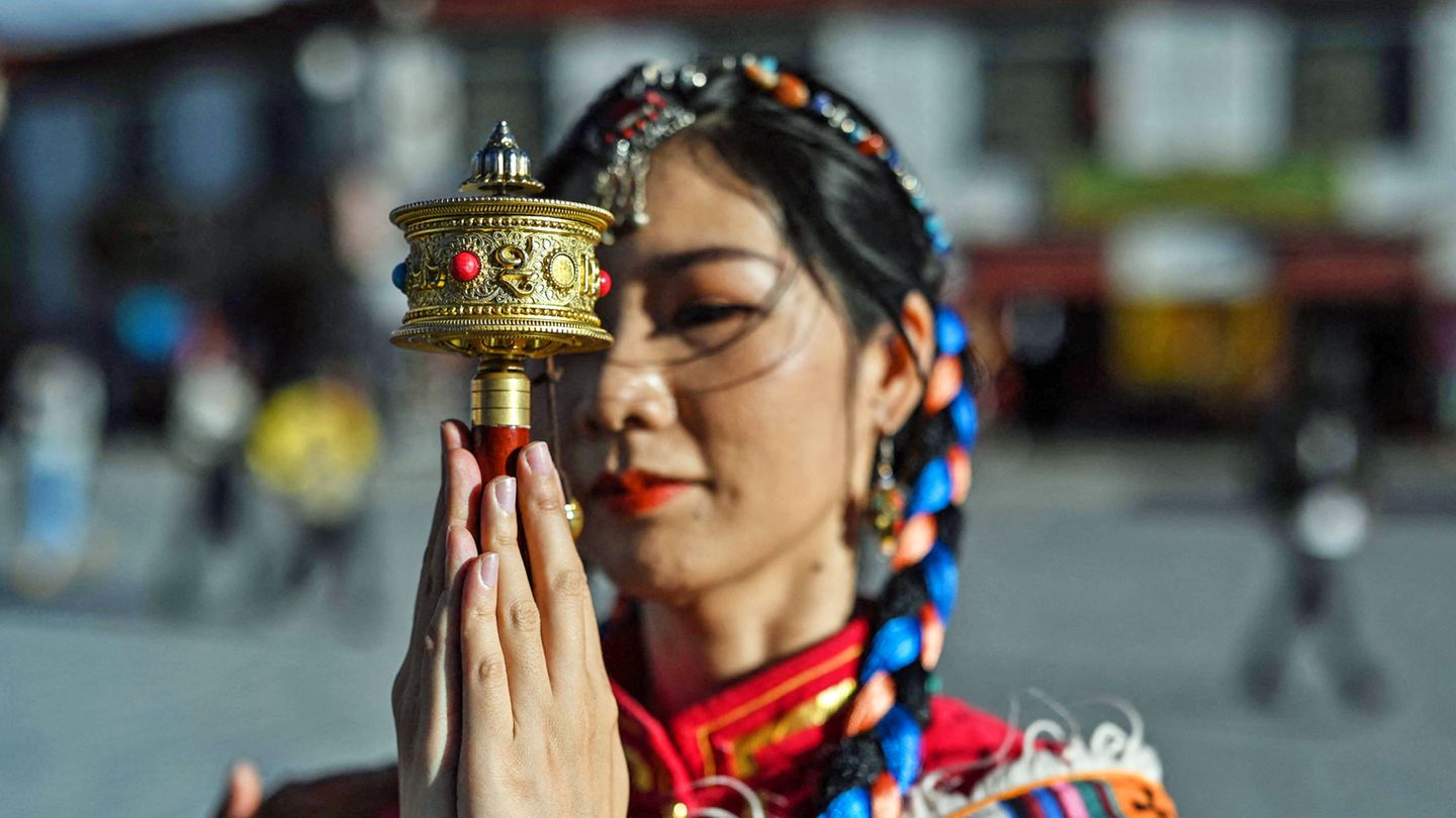 Am Jokhang Temple, dem bedeutendsten Heiligtum in der Altstadt von Lhasa