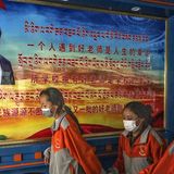 Die Journalistengruppe wird unter anderem durch eine tibetische Schule geführt. Zu den Schülern winkt zweisprachig Chinas Präsident Xi Jinping von der Wand.