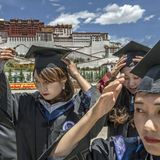 Westliche Hochschulsitten im Hochland: Studierende der Tibetan University erscheinen zum Fototermin.