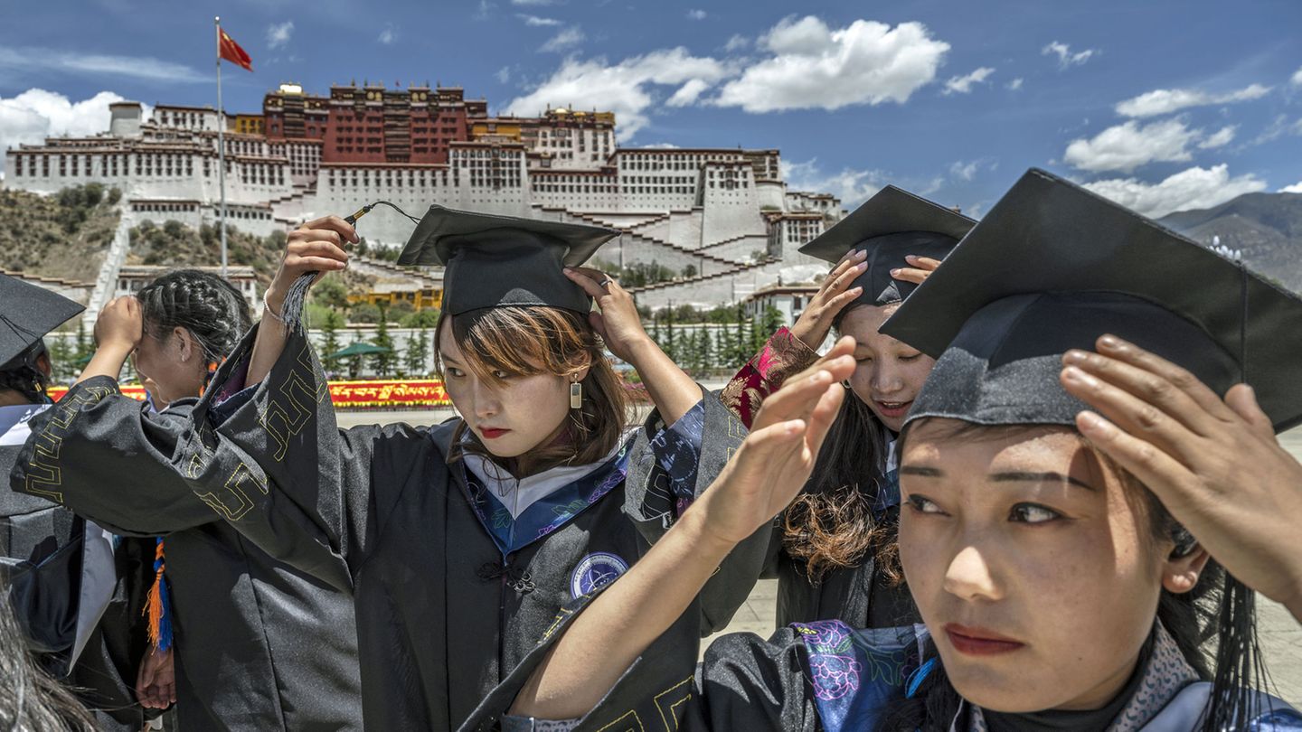 Westliche Hochschulsitten im Hochland: Studierende der Tibetan University erscheinen zum Fototermin.