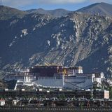 Bild 1 von 16 der Fotostrecke zum Klicken:  Der Potala-Palast in Lhasa war von 1642 bis 1959 die offizielle Residenz und der Regierungssitz der Dalai Lamas.