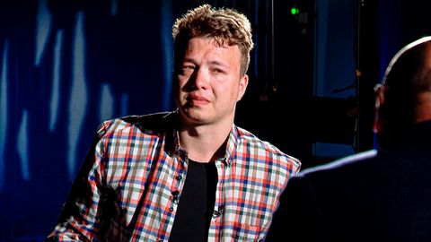 Roman Protassewitsch, der während seines Interviews mit dem belarussischen Journalisten Marat Markau weint.