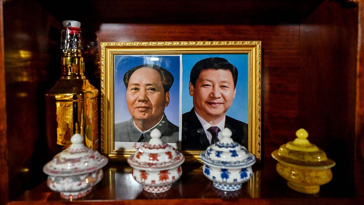 Fotos von Mao Tse-tung und Xi Jinping statt vom Dalai Lama. Schon der Besitz eines Bildes des 1959 vertriebenen Dalai Lama steht unter Strafe.