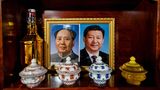 Fotos von Mao Tse-tung und Xi Jinping statt vom Dalai Lama. Schon der Besitz eines Bildes des 1959 vertriebenen Dalai Lama steht unter Strafe.