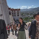 Auf dem Weg aufwärts zum Palast: Besucher in der autonomen Region im Westen der Volksrepublik China.