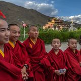 Angehende Mönche in einer buddhistisch geprägten Einrichtung. Doch seit dem Volksaufstand in März 1959 wurden tausende von Nonnen und Mönchen aus buddhistischen Klöstern verschleppt.